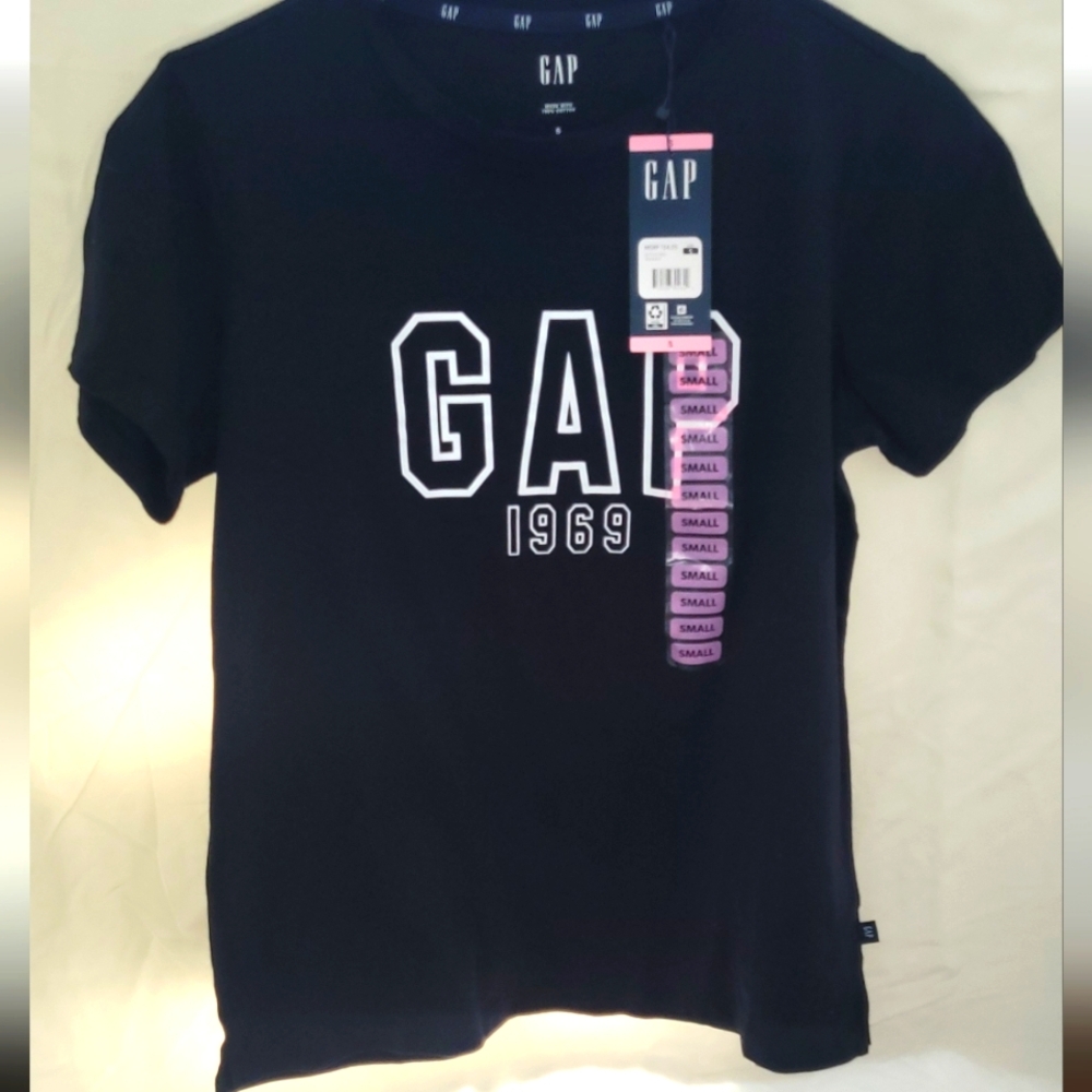 NWT GAP Women's Relaxed Fit Graphic Logo Crew Neck Short Sleeve Black Size Small